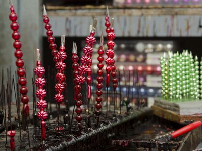 Production of glass bead decorations – State Museum of Glass and Jewellery in Jablonec nad Nisou